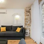 Teatro Apartment *